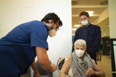 Italia IMPUNE vaccinarea obligatorie pentru persoanele de peste 50 de ani