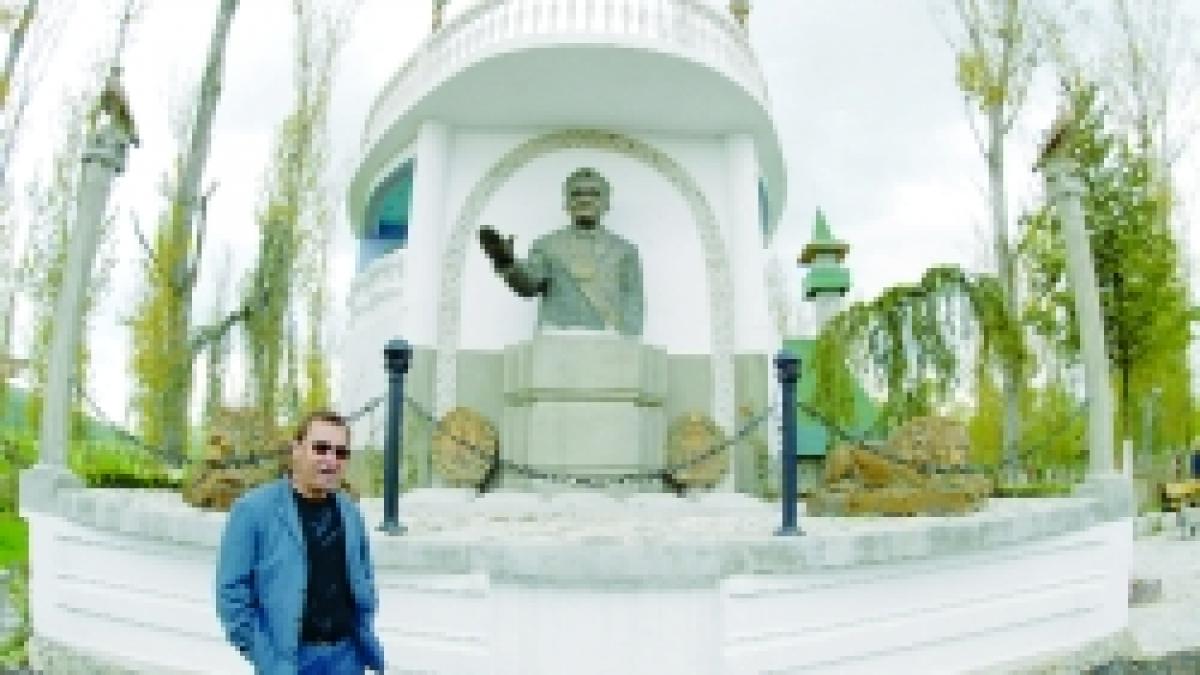 Noul Ceausescu - Dinel face bani din brandul "celui mai iubit fiu"