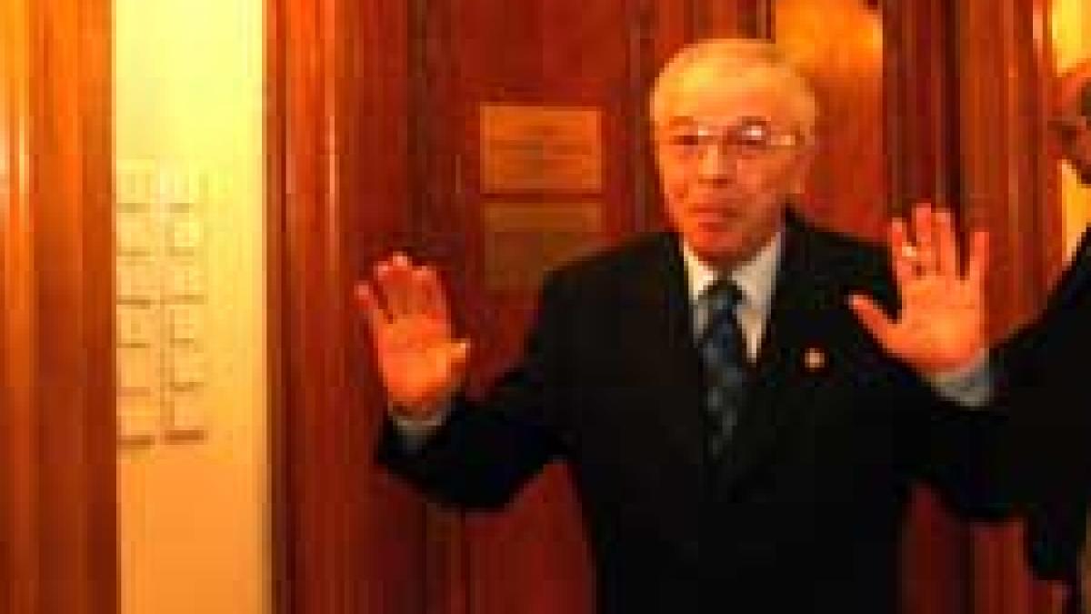 Consilieri - Văcăroiu şi-aduce oameni din Senat