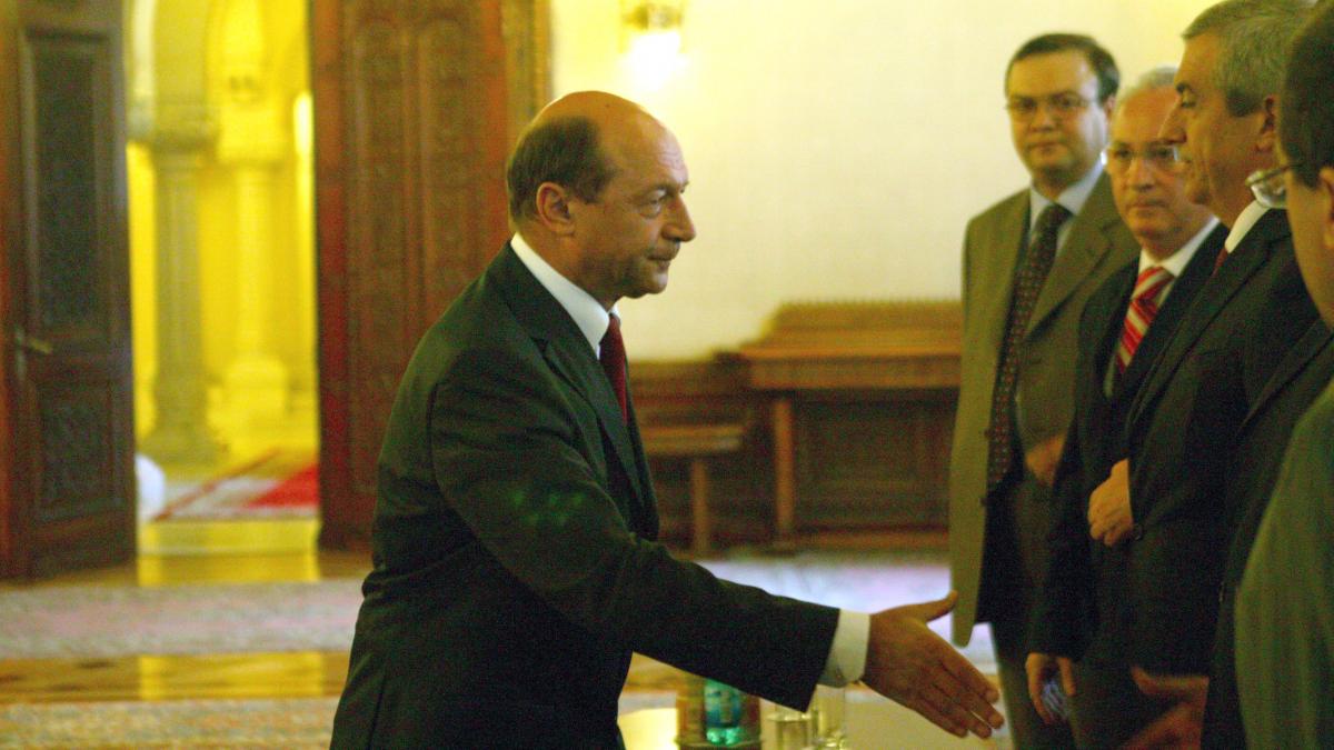 Băsescu joacă la anticipate