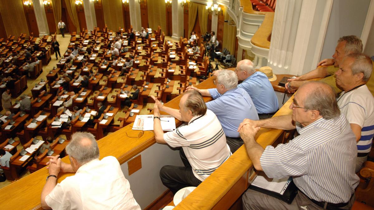 Pensionarii, către aleşi: "Nesimţiţi!"