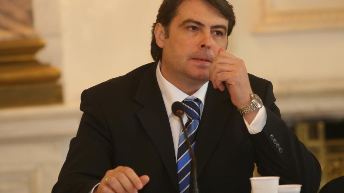 20 de ambasade blocate de Băsescu 