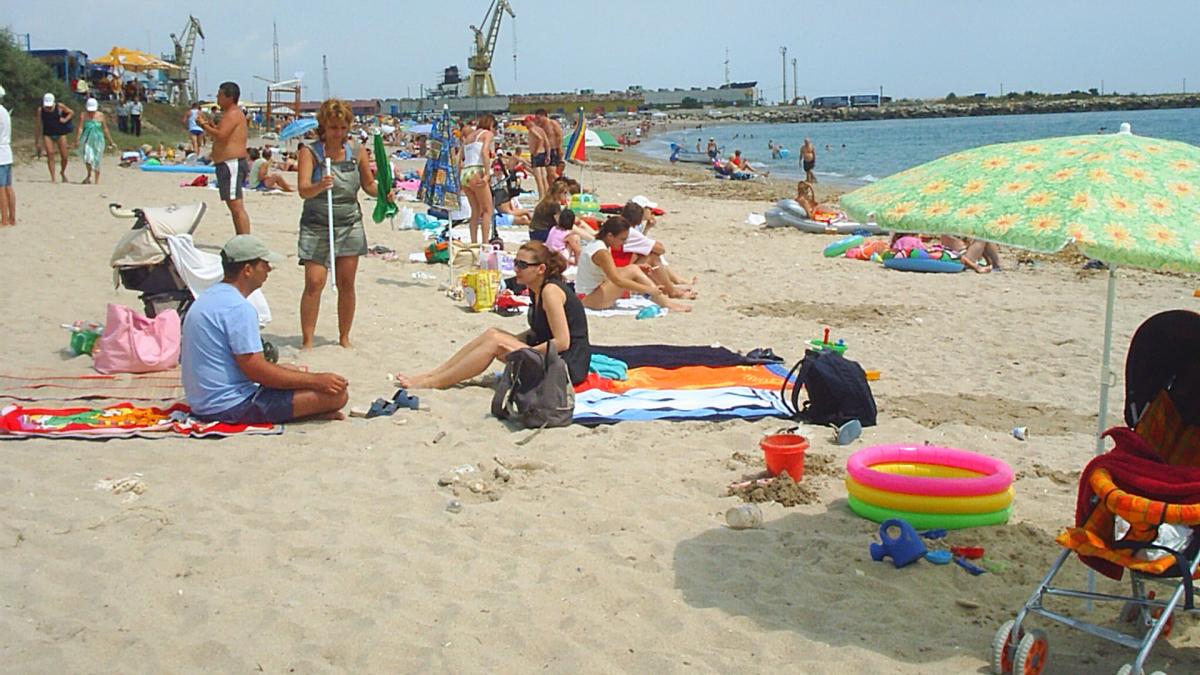 La mare, la soare, in picioarele goale