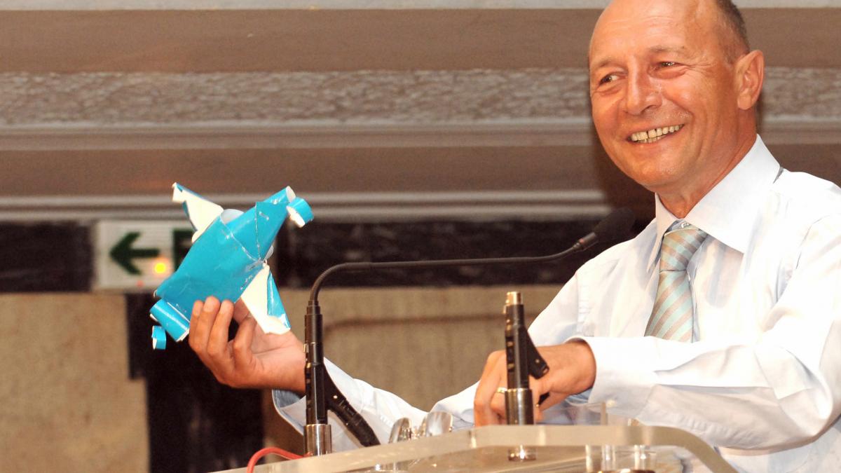 Băsescu, cadorisit cu un avion-jucărie