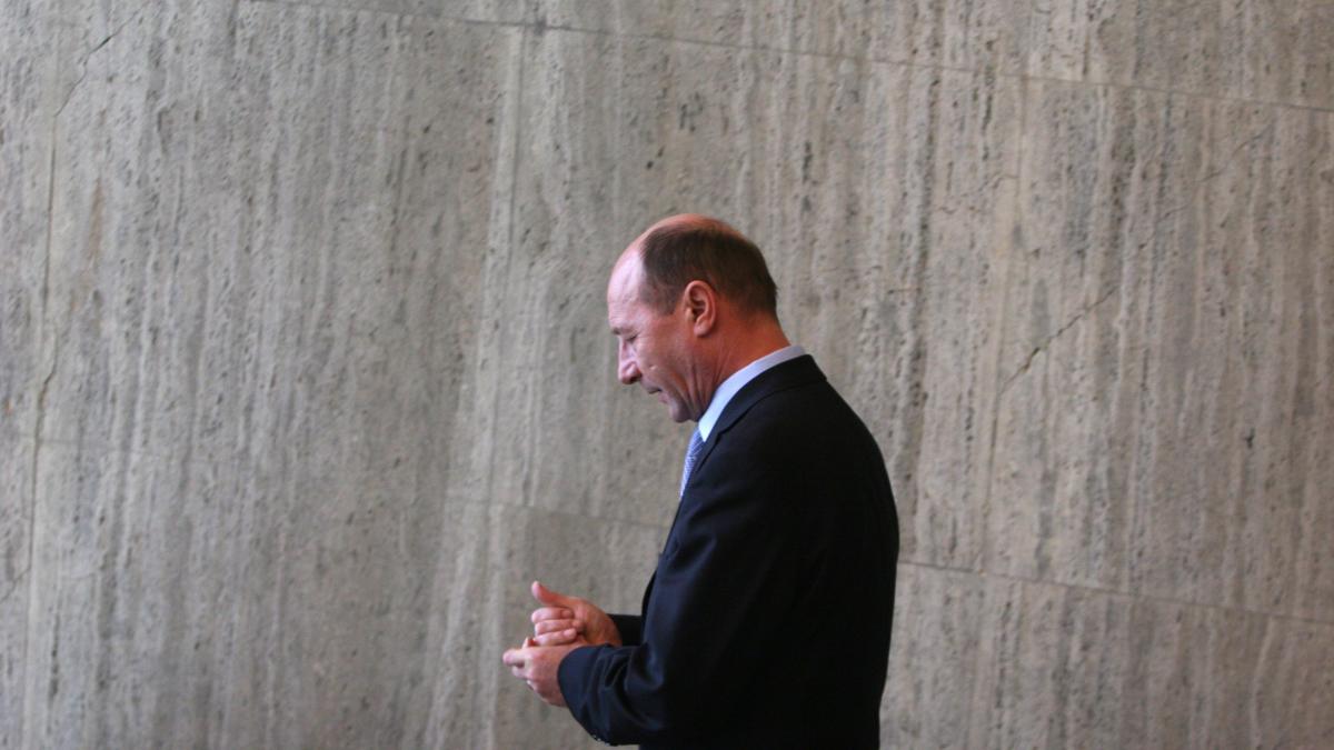 Preşedintele Băsescu, in scădere de la 56% la 51%