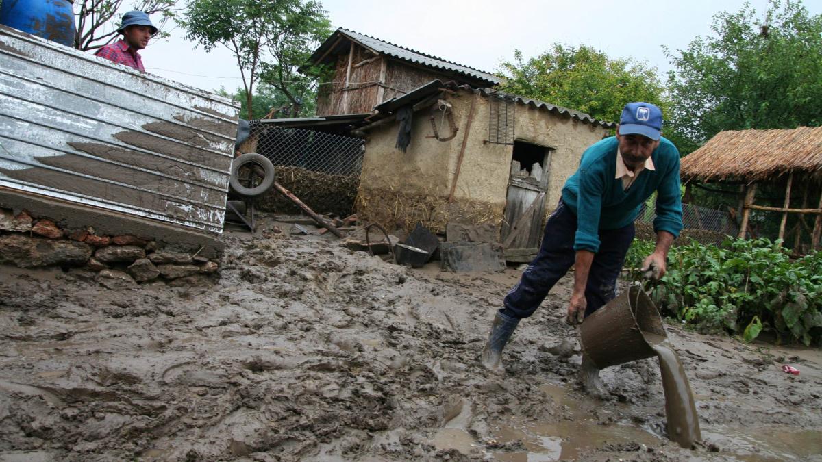Dobrogea, sub ape, după ploi torenţiale 