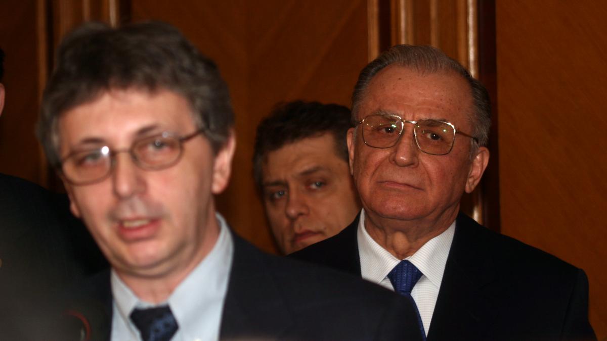 Ion Iliescu: "Vin nişte scribălăi să dea lecţiiâ¦"