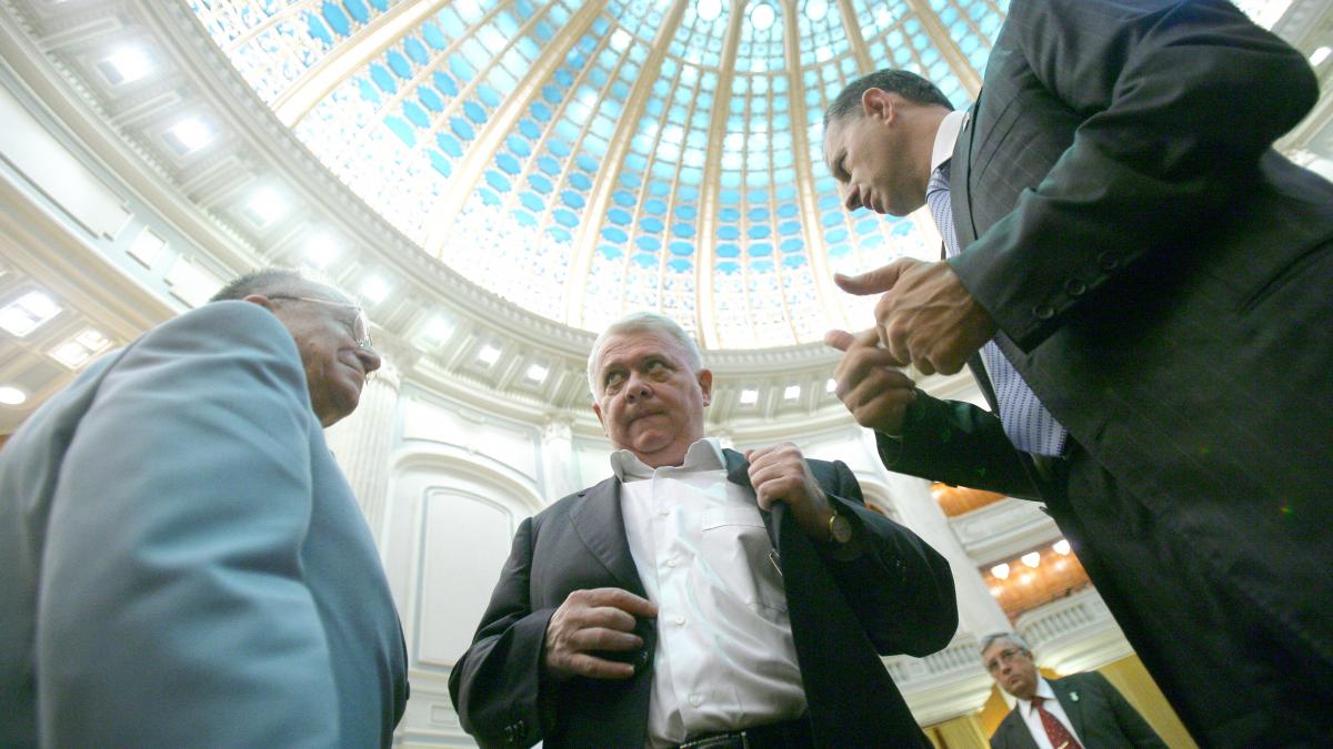 Moţiunea, la măna lui Iliescu & Hrebe
