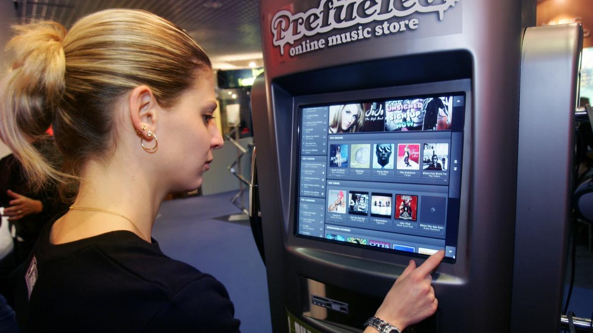 Raport - Cui ii prieşte online-ul?