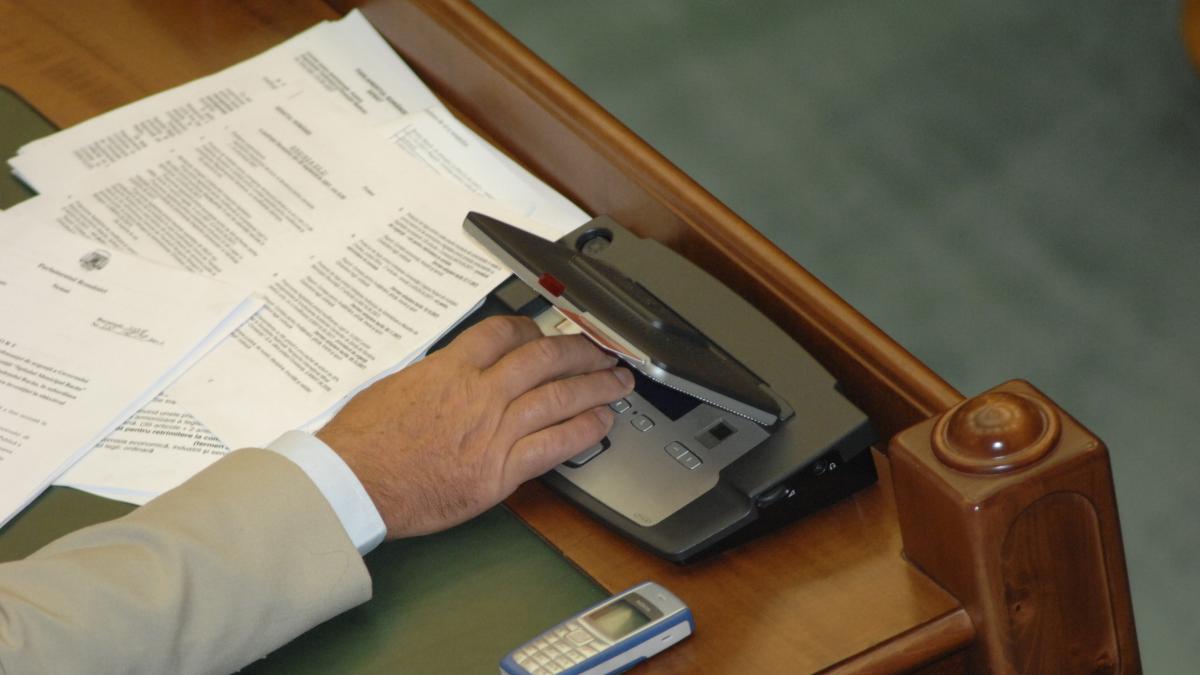 Hotel şi maşini noi pentru deputaţi