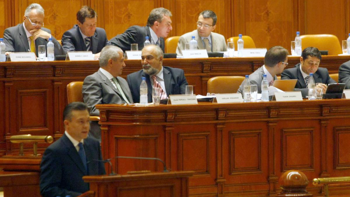 Plictis general la citirea moţiunii 