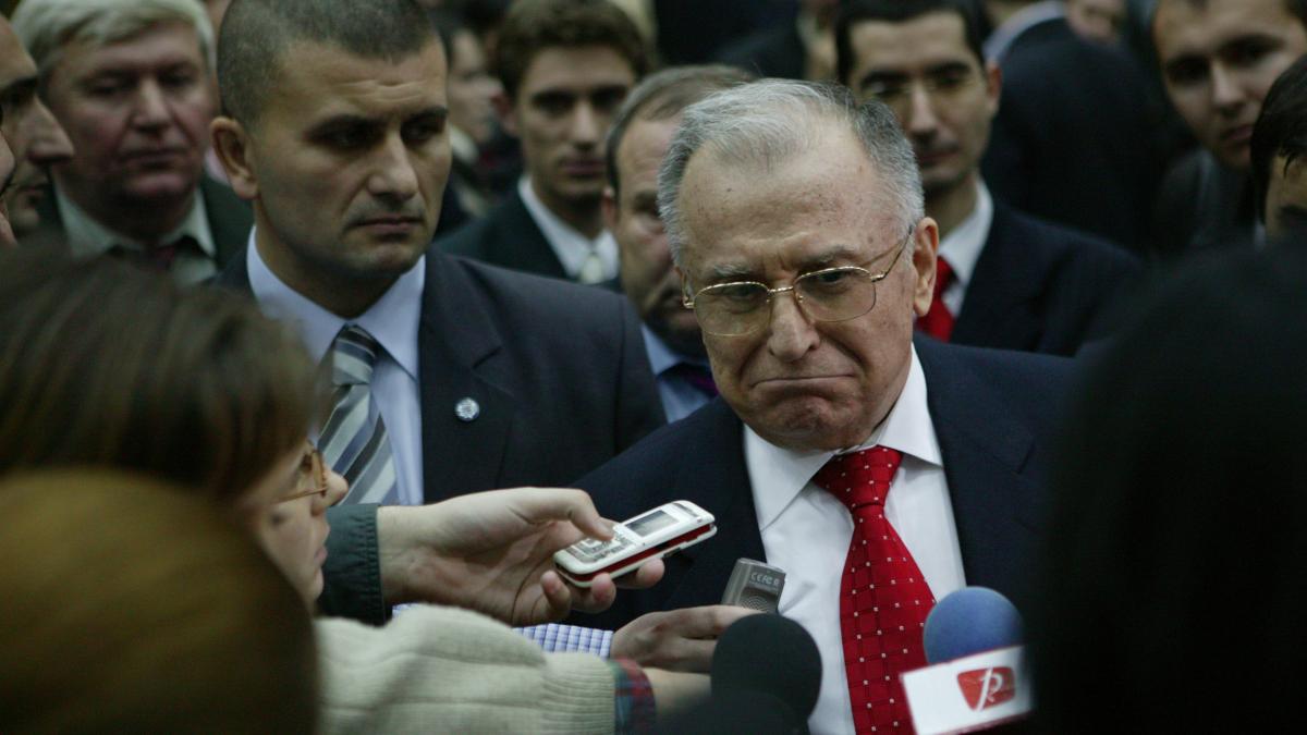 Prig(e)oană  - Iliescu, la un pas de sancţiune