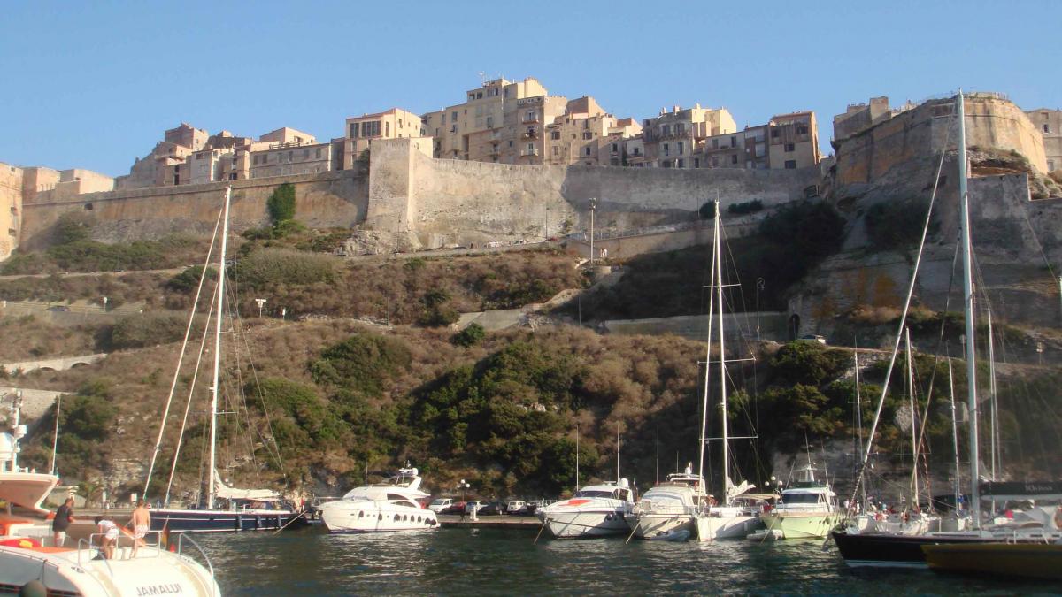 Căpitane, destinaţia Corsica! O minune!