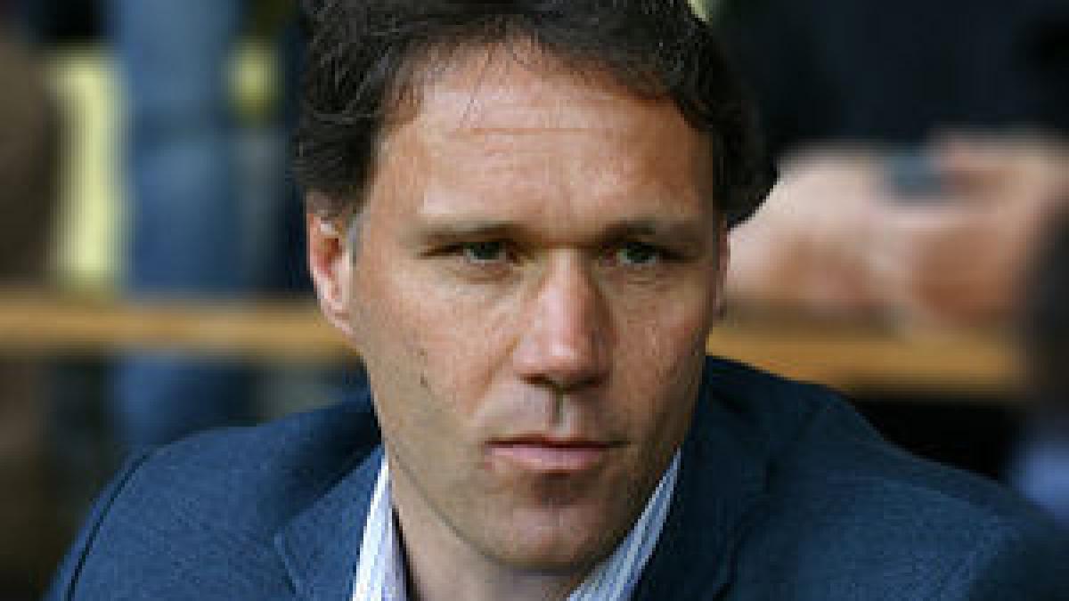 Cine alearga dupa doi... - Van Basten, dorit la Ajax!