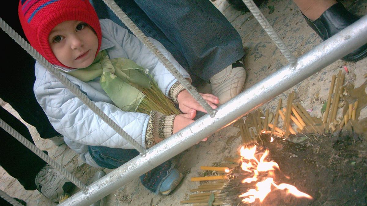Sfănta Parascheva - Incălziţi de lumănări şi de puterea credinţei