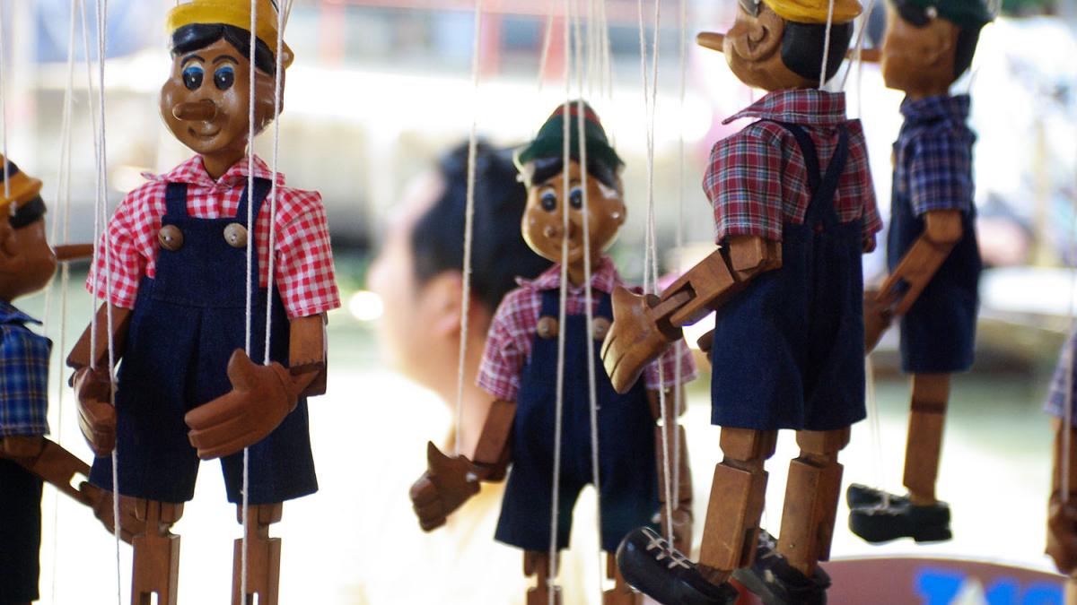Marionetele - Micul teatru in lemn insufleţit