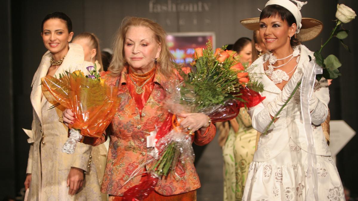 Mama Zina şi-a deschis showroom
