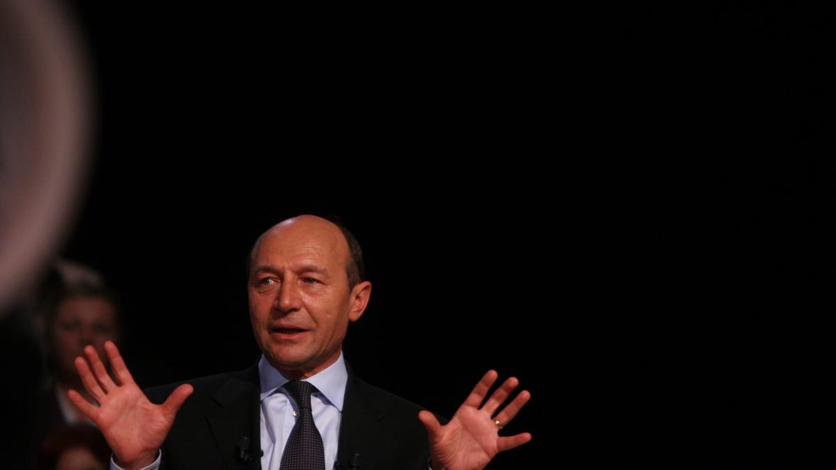 Orban pune portareii pe Basescu