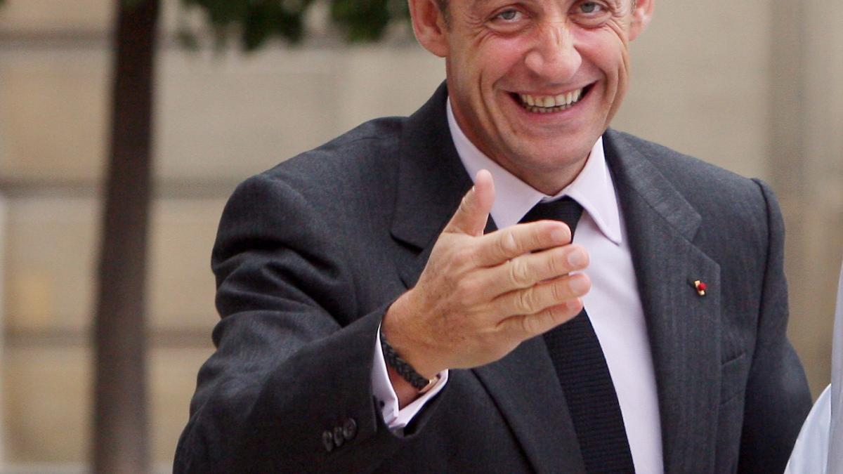 Nicolas Sarkozy dă cu flit jurnaliştilor care il intreabă despre divorţ