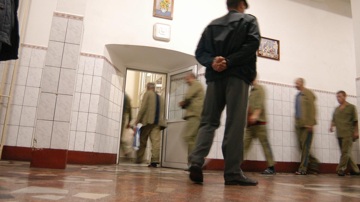 "Blaturi" pentru şefii, "in lumea interzisă"