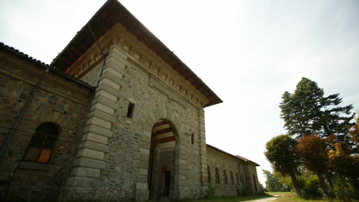 Fosta inchisoare Doftana stă să pice