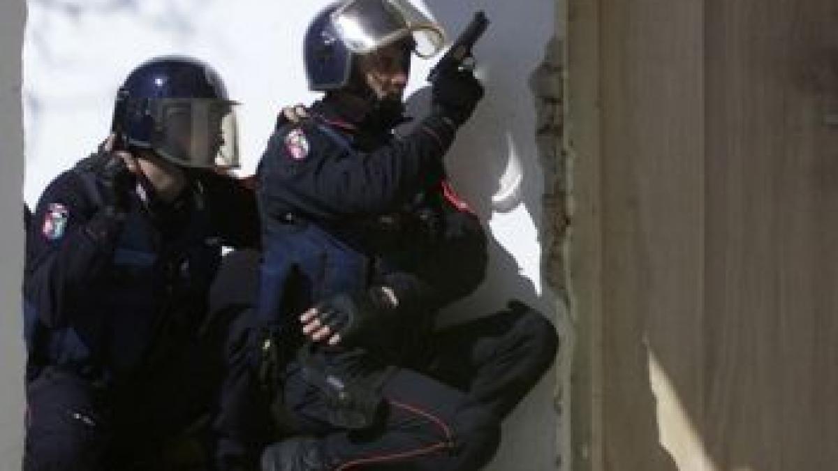 Poliţiştii romăni pun de zor cătuşe in Italia

 
