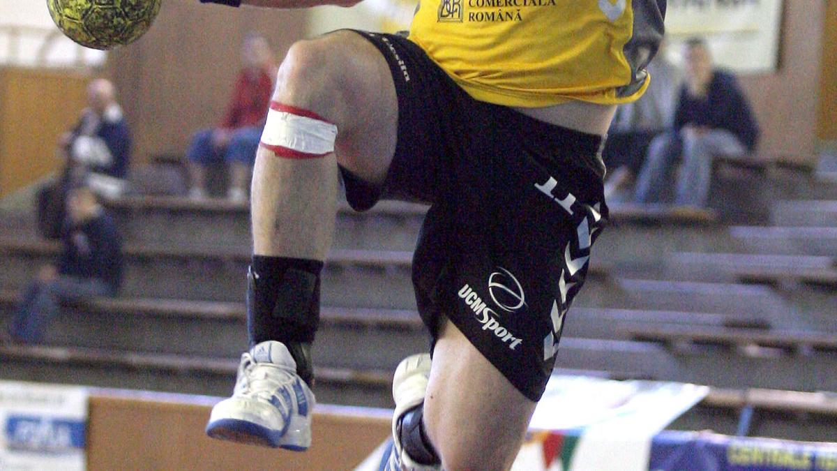 Handbal: Două din trei