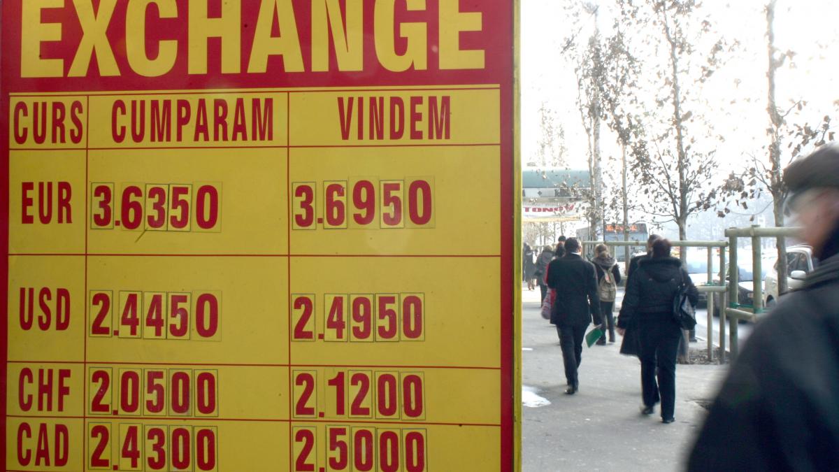 Cursul se menţine la 3,4-3,6 lei