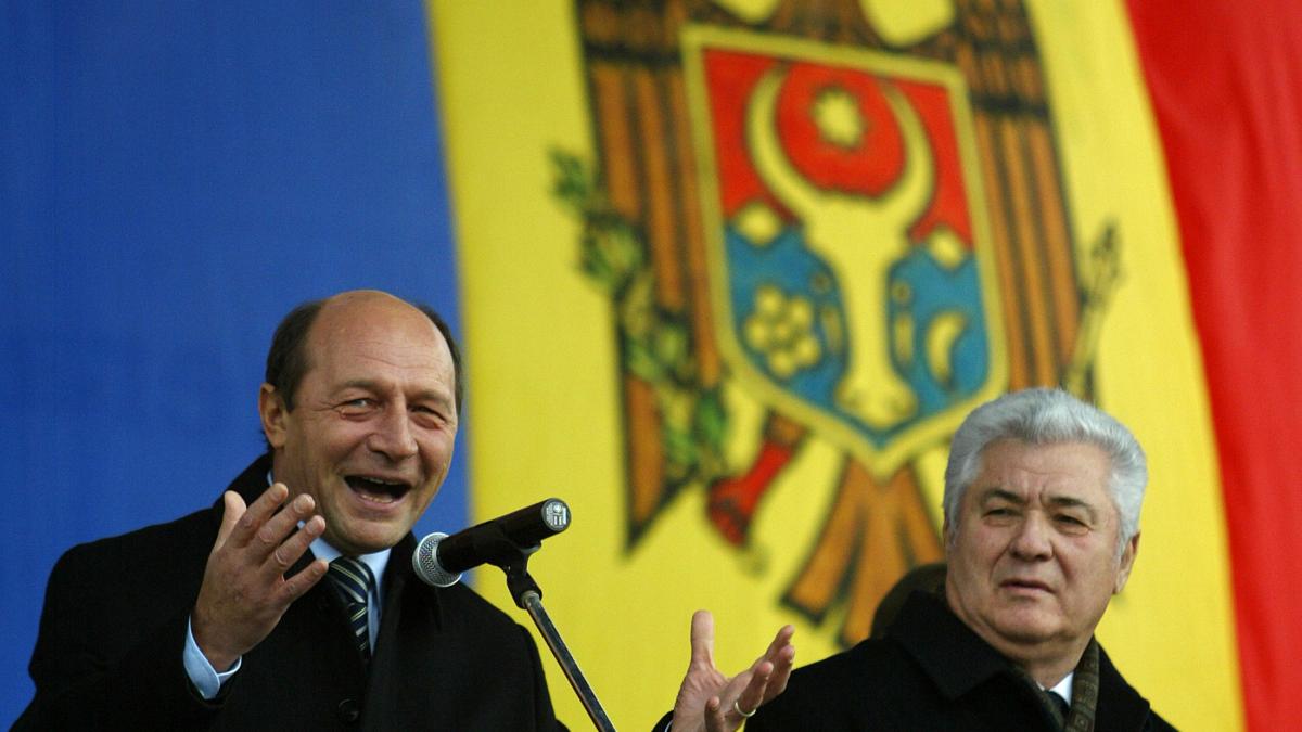 Vladimir Voronin scuipă in făntăna din care bea apă