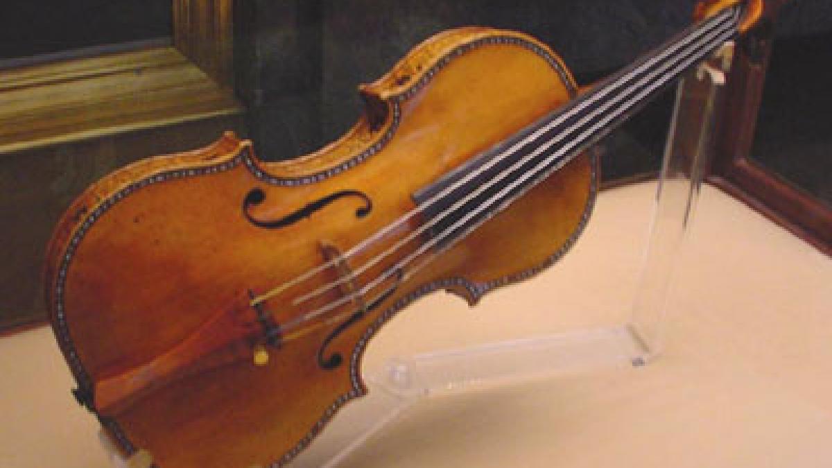 Vioara Stradivarius Elder Voicu merge in turneu prin Romănia