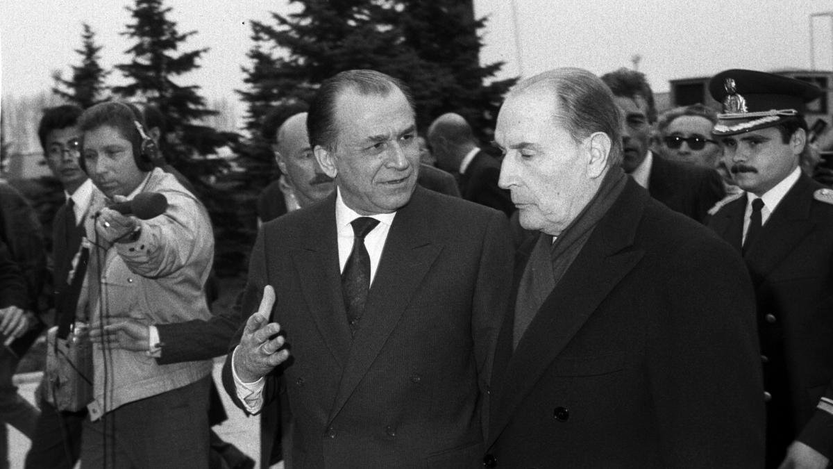  "Francois Mitterrand est l’ami de l’assassin!”
