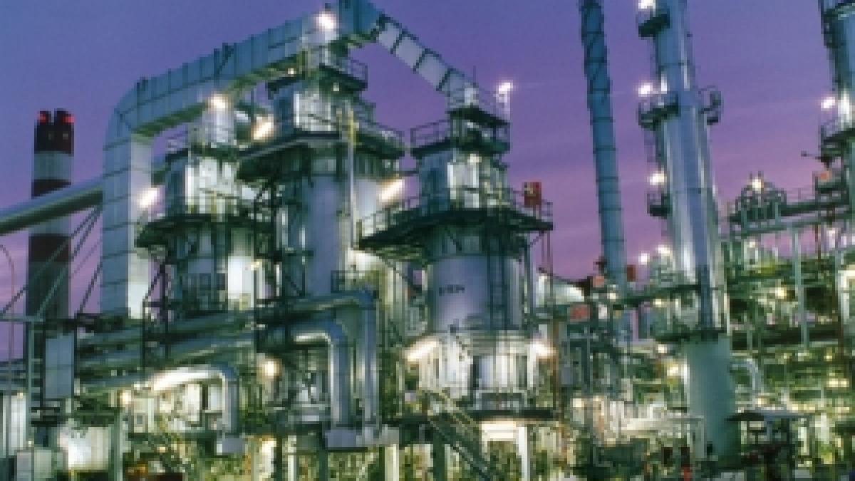 Petrolul se ieftineşte înainte de reunirea OPEC