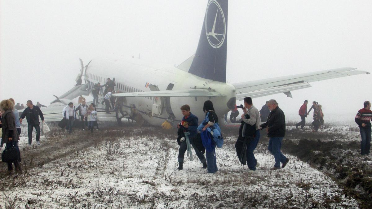 Turnul de control, vinovat de coliziunea avion-maşină