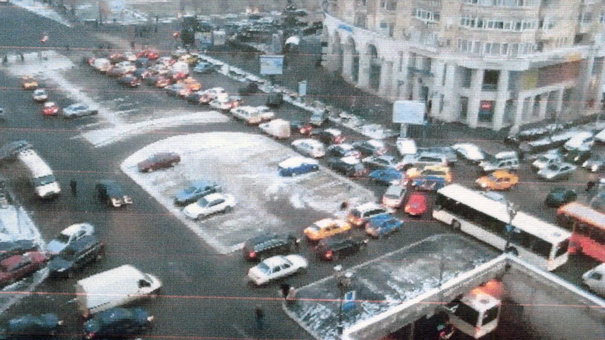 Parcare prost amplasată deasupra Pasajului Unirea