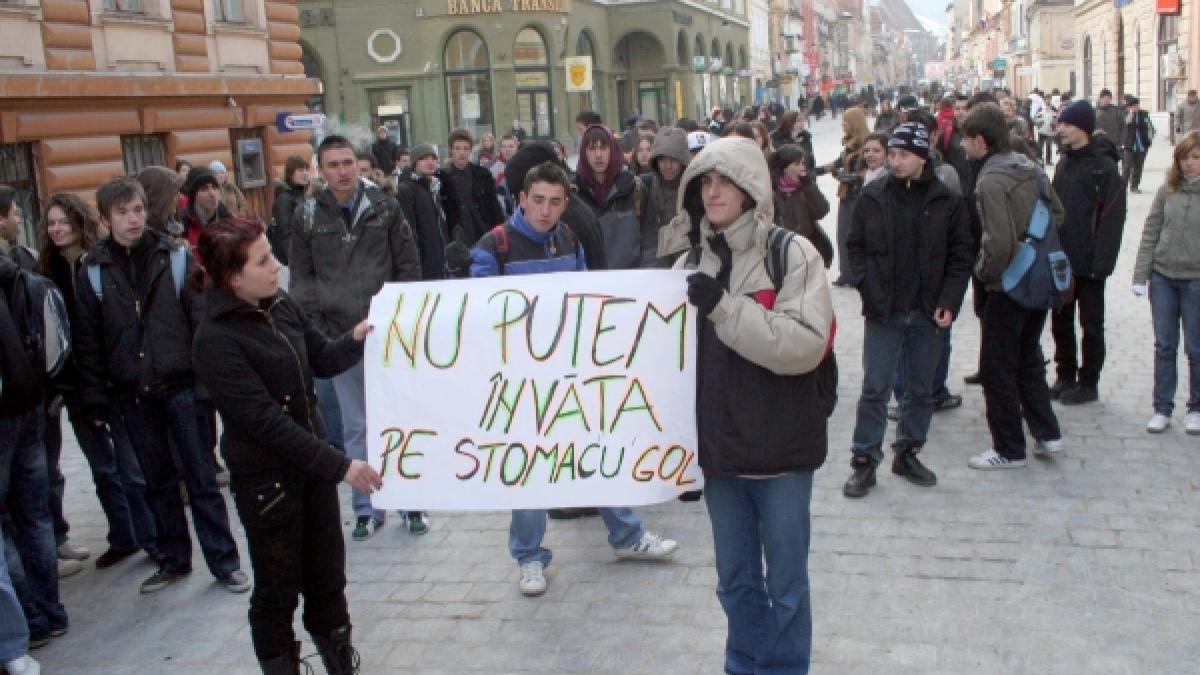 Două pizza sau o carte pe lună?