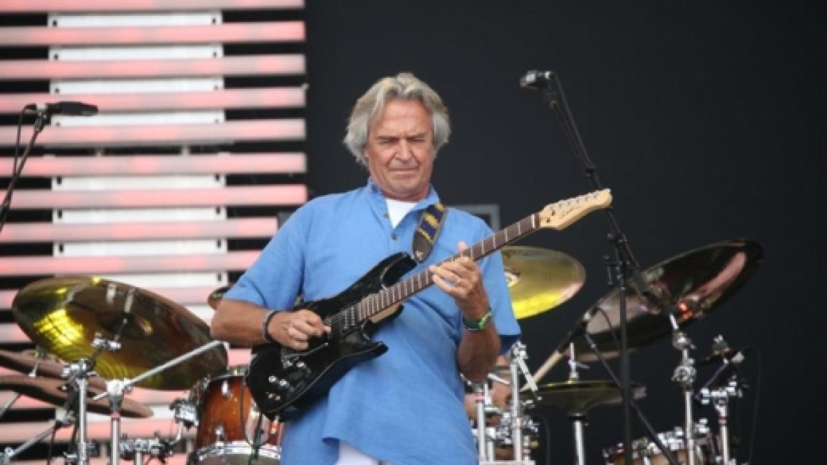 Concert McLaughlin and band 