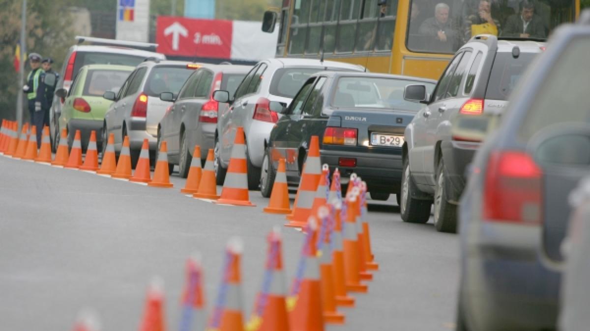 Oficialii încurcă traficul în hârtii