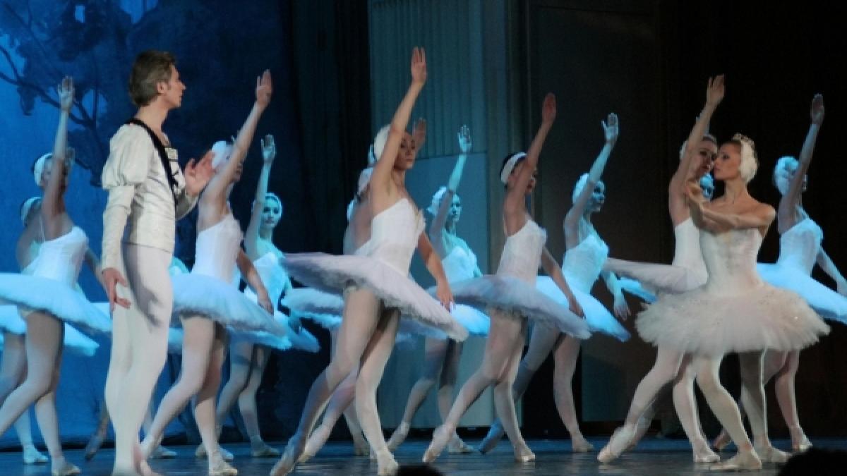 Teatrul Balşoi străbate România