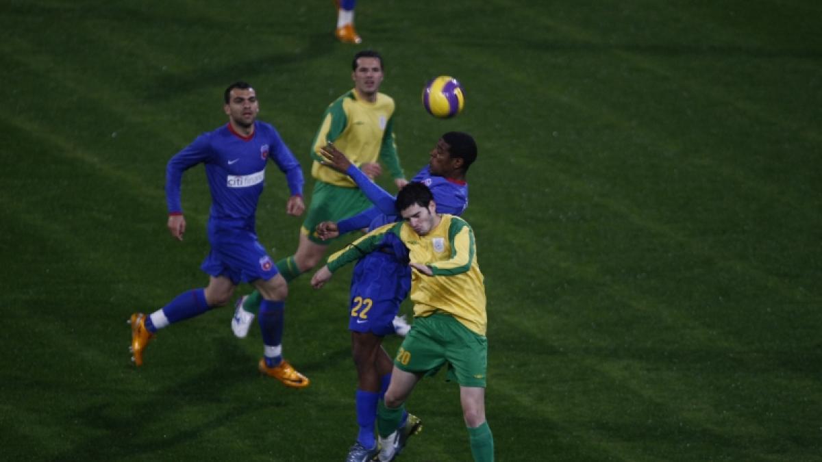 Steaua – Dacia Mioveni 2-0: Victorie în ploaie