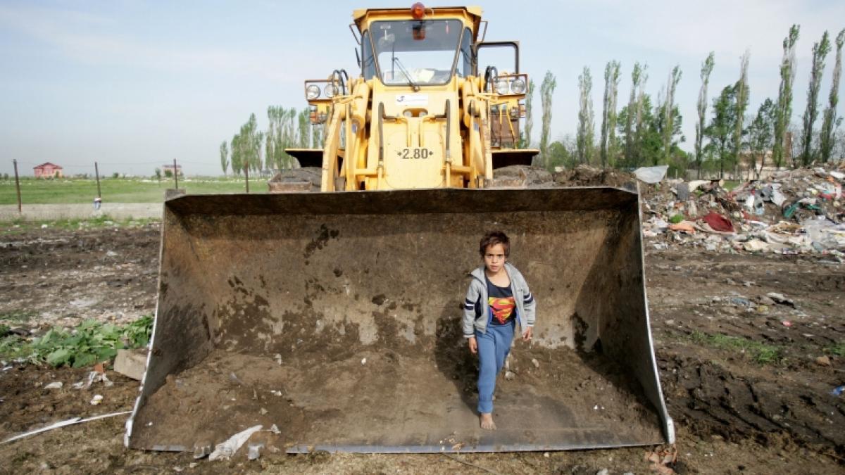 Şatra din Militari, curăţată cu ameninţări