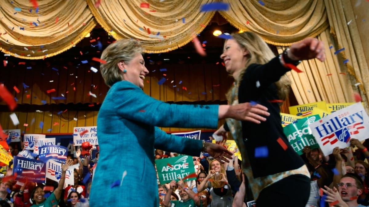 Hillary se ridică