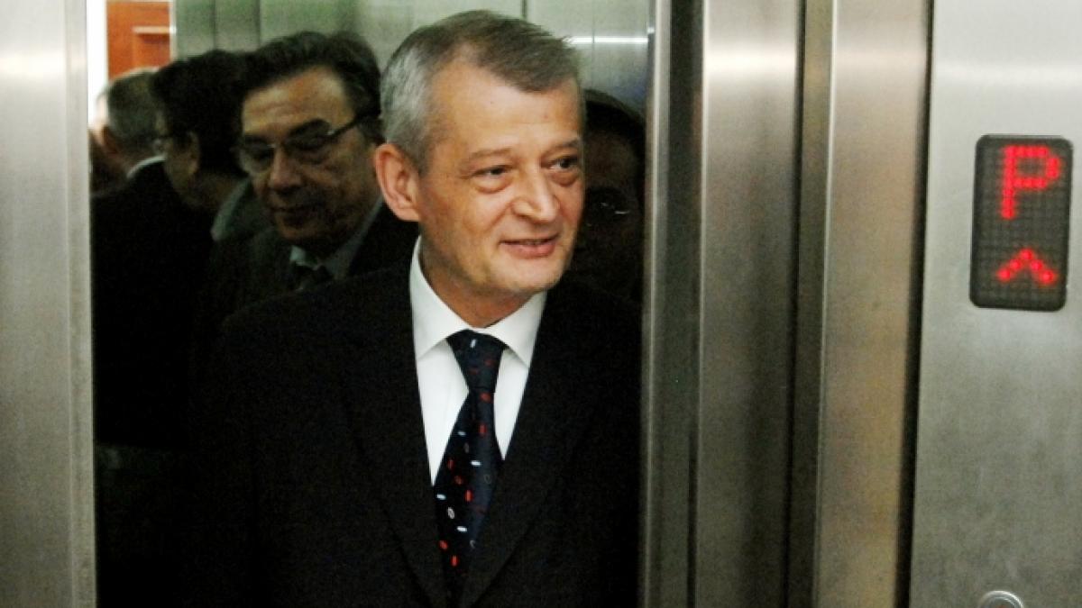 Sorin Oprescu rămîne în cursă