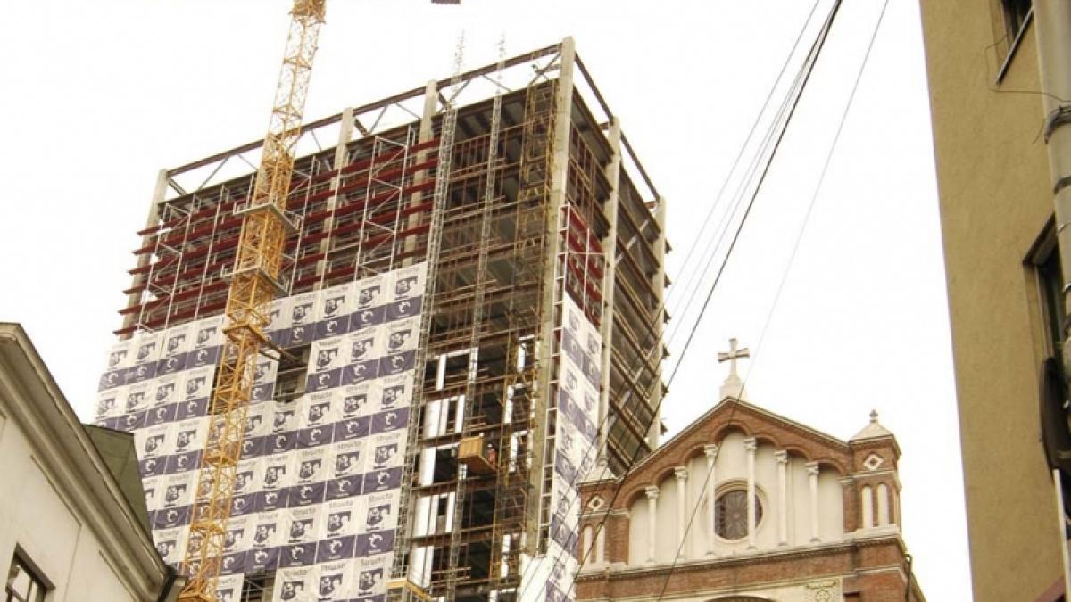 Peste 30 de clădiri în construcţie