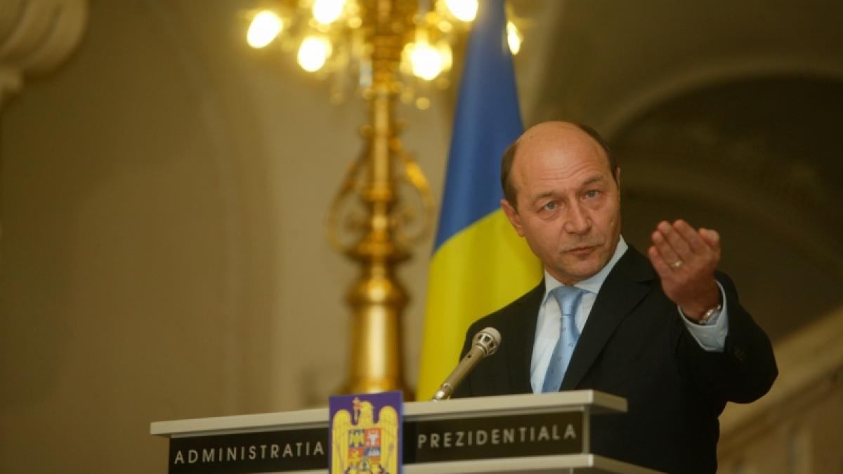 Băsescu atacă pe calea undelor 
