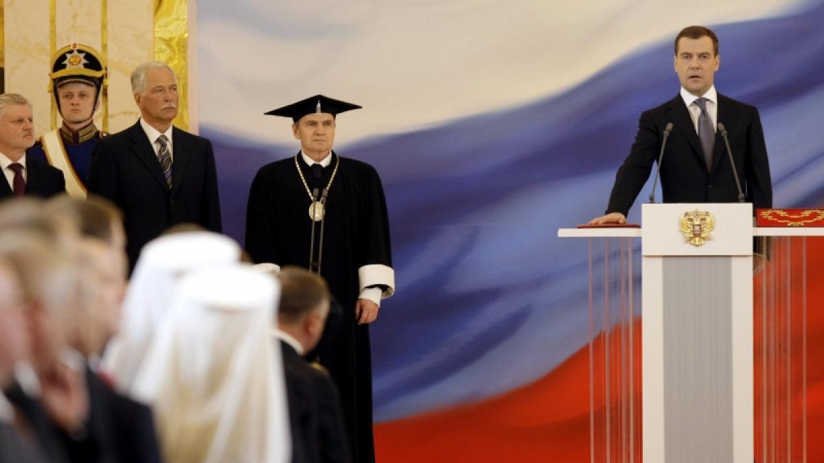 Medvedev, sub ochii lui Putin