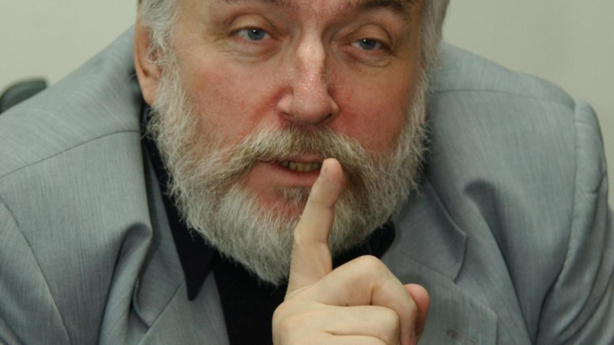 Nebunul de alb şi Regina neagră