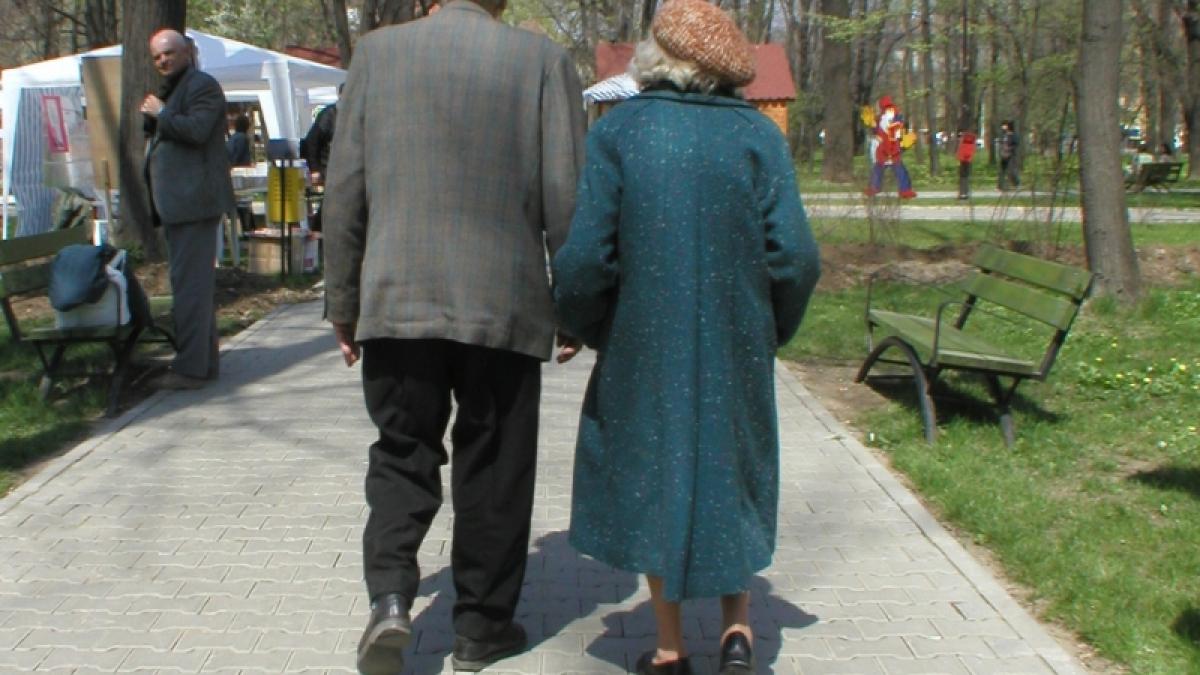 Bătrîni lăsaţi pe drumuri