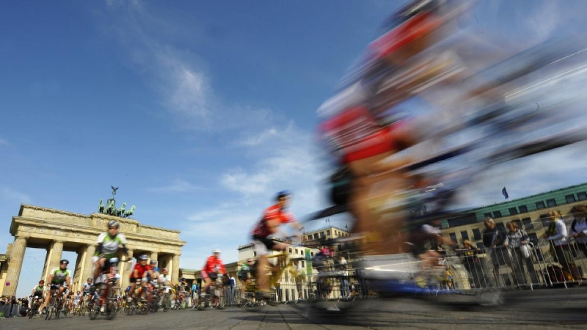 Cu bicicleta pe sub Poarta Brandenburg