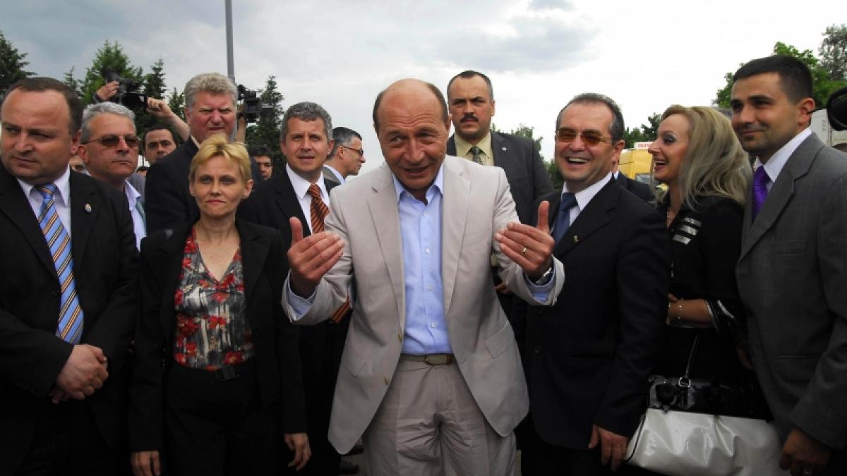 De-ale campaniei - Băsescu, la braţ cu PD-L