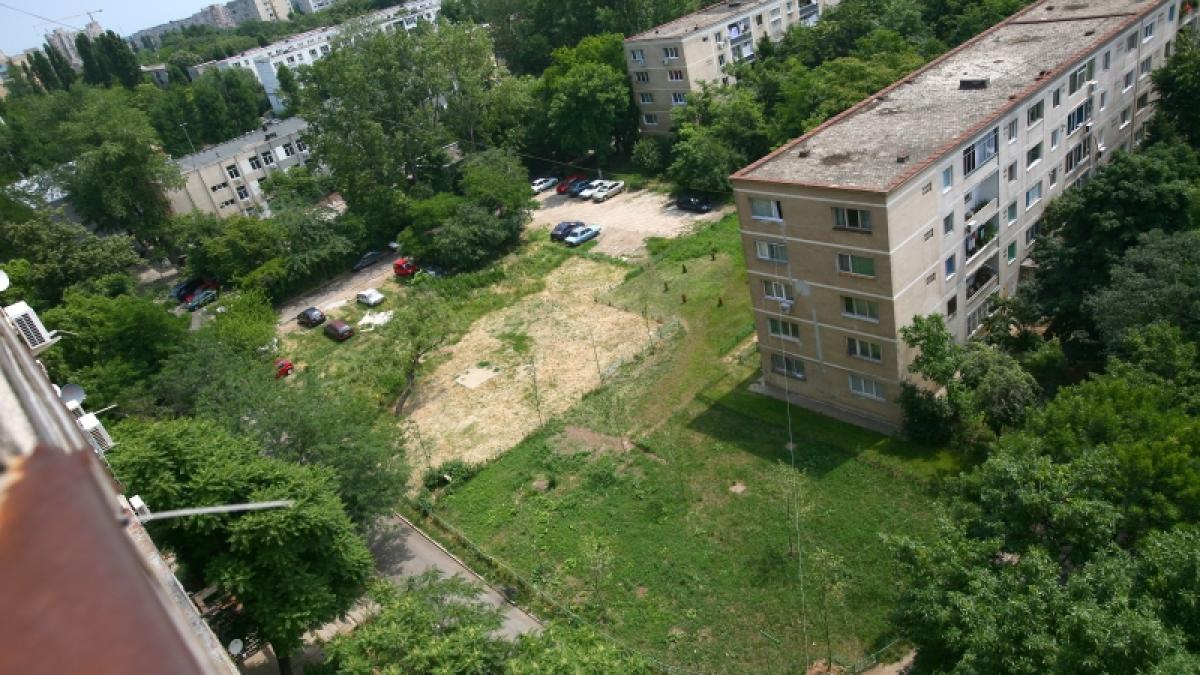 &Icirc;ncă un parc, temelie de bloc